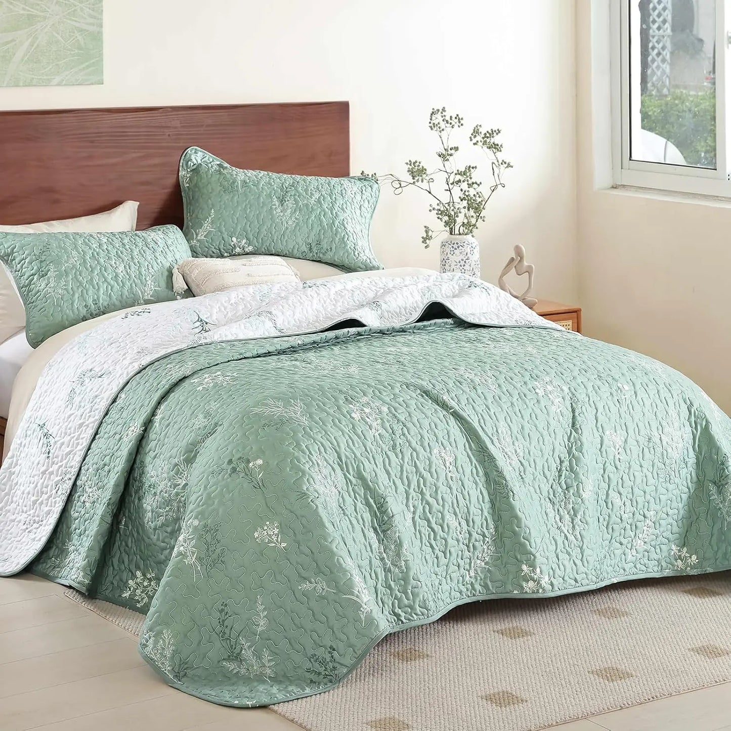 Reversible Sage Green Floral Quilt Queen Size Set with Pillow Cases, Lightweight Microfiber Bedding